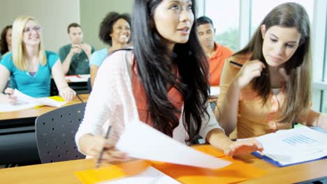 Multi-étnica-chicos-y-chicas-estudiantes-en-el-campus