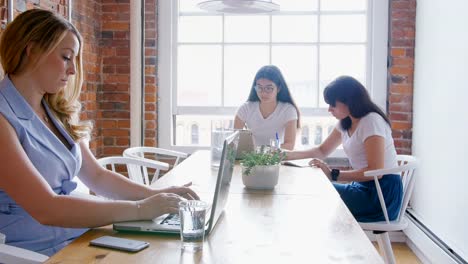 Businesswomen-working-on-laptop-4k