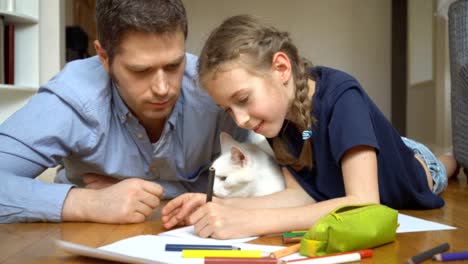 Familie-mit-Katze-zeichnen-auf-dem-Boden.