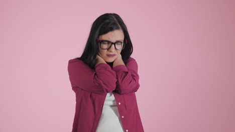 Seria-triste-deprimida-joven-en-camisa-rosa-aislada-sobre-fondo-colorido,-Close-up-of-estudiante-frustrado-enojado-o-negocio-mujer-chica-en-gafas-4k