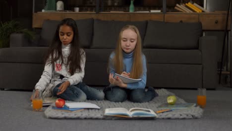 Multi-ethnic-little-girlfriends-doing-homework