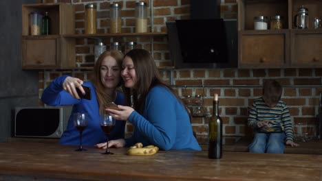 Mujer-sonriente-charlando-en-la-cocina-doméstica