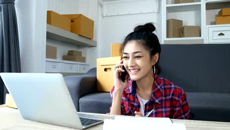 Junge-asiatische-Frau-zu-Hause-arbeiten,-junge-Besitzer-Frau-beginnen-für-Business-Online,-KMU,-Lieferung-Projekt,-Frau-mit-Online-Geschäft-oder-KMU-Konzept.