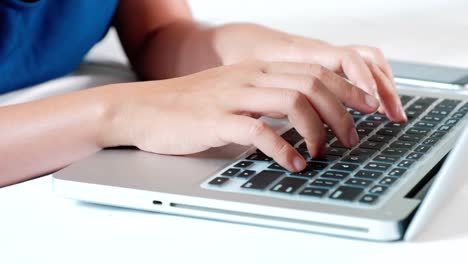 Frauenhand-auf-Laptop-Computer-Tastatur-tippen.-4k-Footage