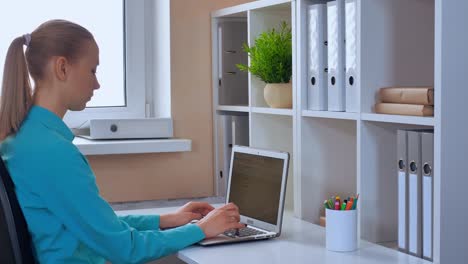 mujer-cansada-en-el-trabajo