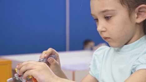 Kinder-Roboter-zu-schaffen,-in-der-Schule-ergeben-sich-Bildung.-Frühe-Entwicklung,-diy,-Innovation,-moderne-Technologie-Konzept.