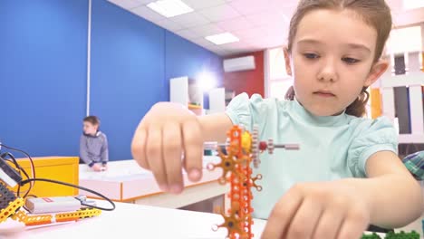 Kinder-Roboter-zu-schaffen,-in-der-Schule-ergeben-sich-Bildung.-Frühe-Entwicklung,-diy,-Innovation,-moderne-Technologie-Konzept.