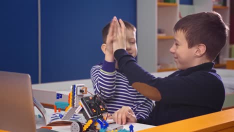 Niños-creando-robots-en-la-escuela,-vástago-de-educación.-Temprana,-diy,-innovación-para-el-desarrollo,-concepto-de-la-tecnología-moderna.