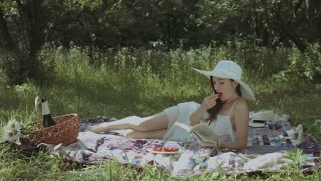 Elegante-mujer-leyendo-un-libro-en-el-parque-de-verano