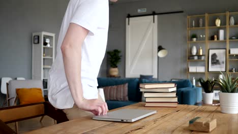 Mann-nach-Abschluss-der-Arbeiten-am-Laptop-Schreibtisch-verlassen