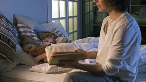 Mother-Reading-to-Children-Before-Sleeping