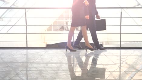 Der-Mann-und-eine-Frau-in-der-Büro-Halle