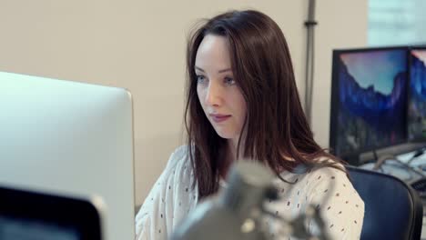 Woman-using-computer