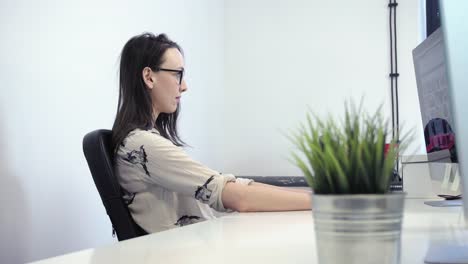 Woman-working-with-computer