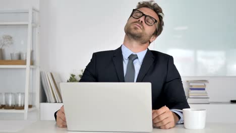 Businessman-with-Neck-Pain-working-on-Laptop