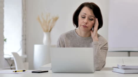 Kopfschmerzen,-angespannte-alte-Frau-auf-Laptop