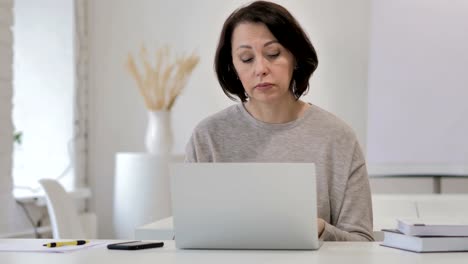 Dolor-de-cabeza,-tensión-mujer-trabajando-en-ordenador-portátil