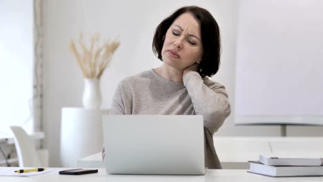 Mujer-Senior-cansado-con-dolor-de-cuello-trabajando-en-ordenador-portátil