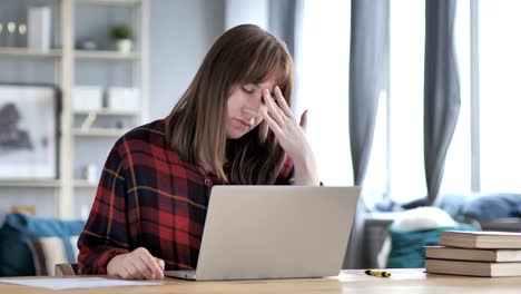 Loss,-Frustrated-Casual-Young-Girl-Working-on-Laptop