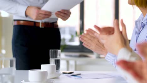 equipo-de-negocios-en-la-reunión-de-la-oficina-o-presentación