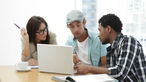 Empleados-trabajando-juntos-en-la-computadora-portátil