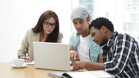 Empleados-trabajando-juntos-en-la-computadora-portátil