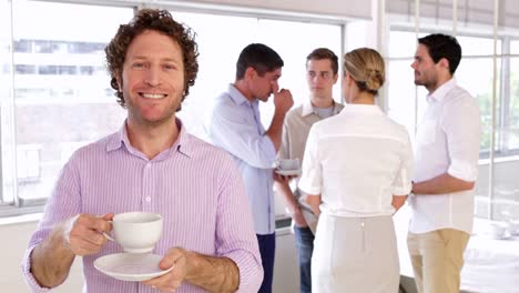 Gut-aussehender-junger-Mann-posieren-hält-einen-Becher