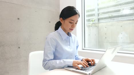 young-business-woman-using-PC