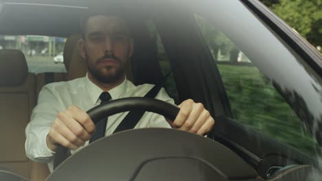 Empresario-que-conducir-un-coche-en-el-distrito-financiero,-comprobar-el-tiempo.