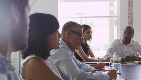 Gruppe-von-Geschäftsleuten-Meeting-in-Boardroom-Shot-On-R3D