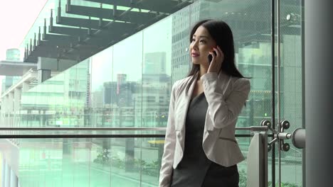 Gespräch-am-Telefon-mit-japanischen-Business-Frau-im-Büro