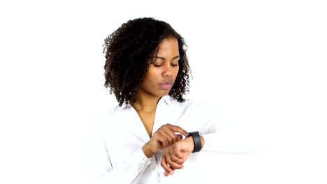 Fondo-negro-mujer-Smartwatch-utilizando,-blanco