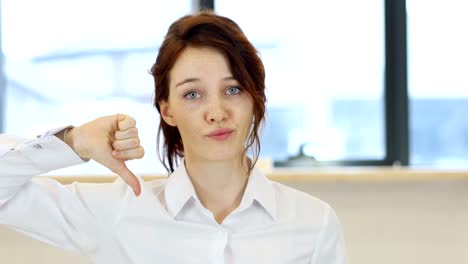 Pulgar-hacia-abajo,-mujer-en-oficina