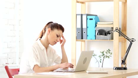 Woman-Frustrated-and-Tense-with-Headache