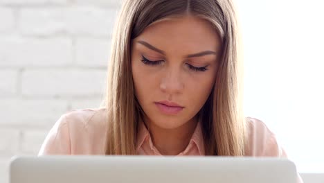 Kreative-Frau-beschäftigt-auf-Laptop