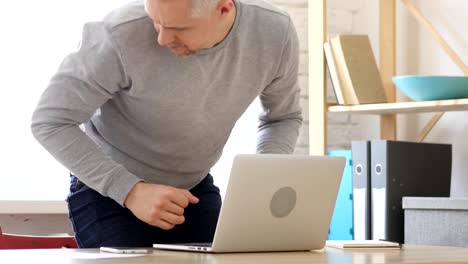 Medio-de-años-hombre-de-salir-de-oficina,-trabajos-de-acabados