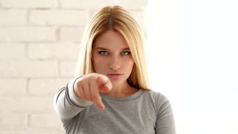 Retrato-de-mujer-joven-apuntando-a-cámara-en-la-oficina