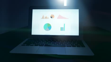 Laptop-mit-Business-Charts-und-Statistiken-auf-dem-Bildschirm.-Starten-Sie-Enterprise-Arbeit-Wachstumserfolg-Finanzindustrie