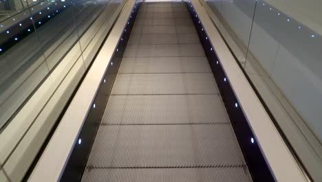 Closer-look-of-the-modern-moving-walkway