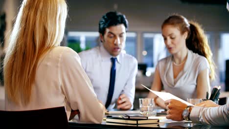 Reunión-equipo-corporativo-empresarial-de-la-oficina-de-trabajo.-Cuatro-hombre-de-negocios-caucásico-y-empresaria-personas-grupo-hablando-la-estrategia-juntos.-Colaboración,-crecimiento,-éxito-concepto-handshake-contrato-deal.4k-video