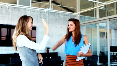 Female-executives-discussing-on-invisible-screen-4k