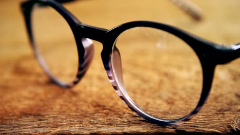 Brille-auf-Holztisch-4k