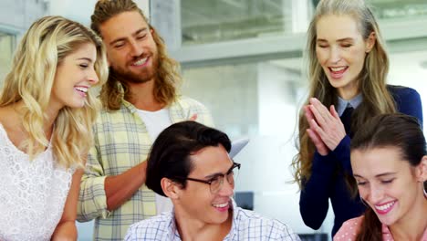 Executives-applauding-their-colleagues-during-presentation-4k