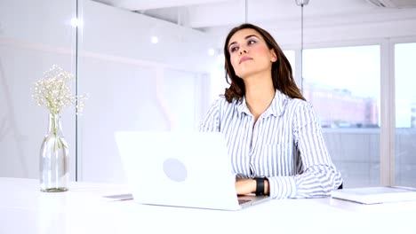 Espera-en-el-trabajo-para-el-cliente,-buscando-al-tiempo-en-el-reloj-de-mujer