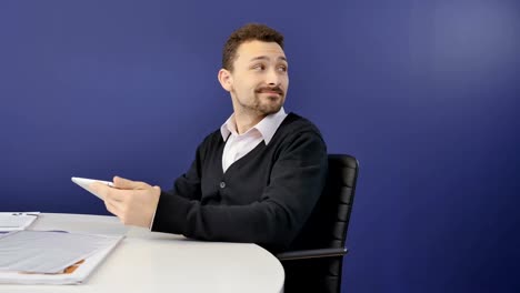 Handsome-businessman-looks-at-the-secretary,-love-affair-at-work