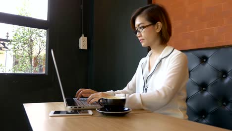 Asiatische-Geschäftsfrau-Arbeit-durch-Eingabe-auf-Laptop-Tastatur