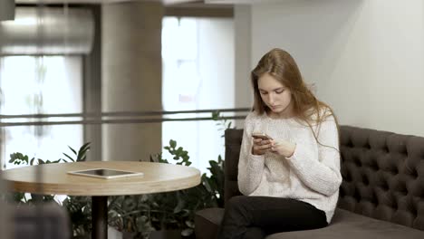 Two-girlfriends-discuss-the-pictures-in-telephone