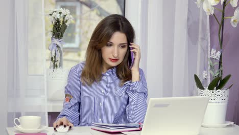 Schöne-stilvolle-Frau-Gespräche-am-Telefon-im-Büro