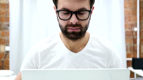 Sí-por-el-hombre-joven-de-barba,-sacudiendo-la-cabeza-para-ponerse-de-acuerdo-en-el-trabajo