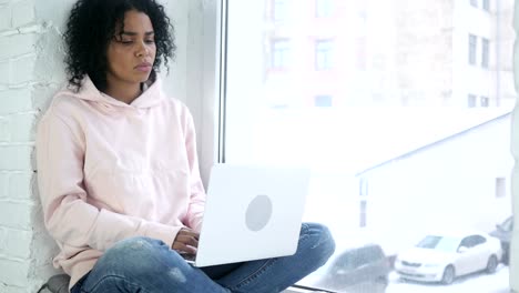 Pensamiento-de-mujer-afro-americana-y-trabajando,-sentada-en-la-ventana